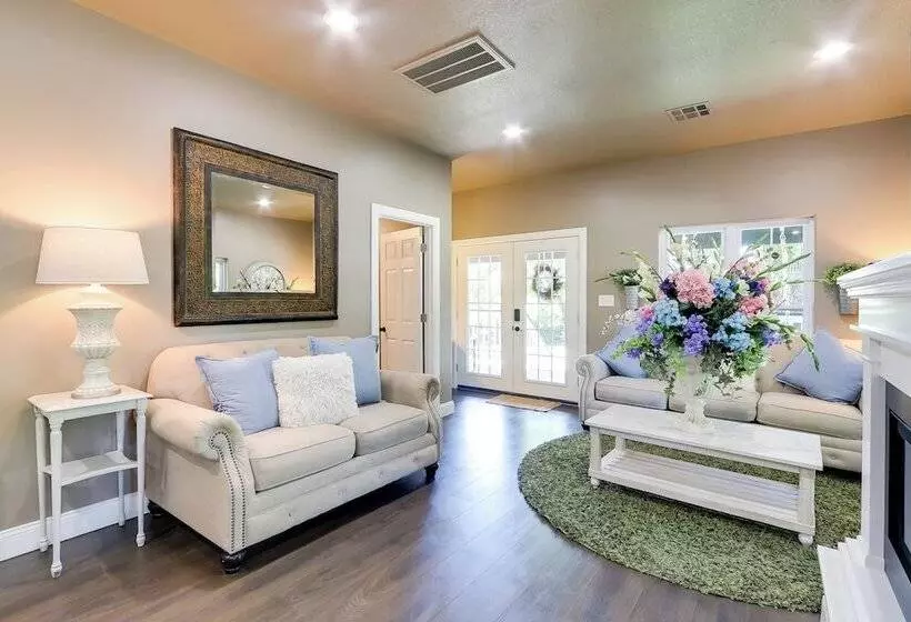 Modern Farmhouse In Belle Plaine W/ Covered Porch!