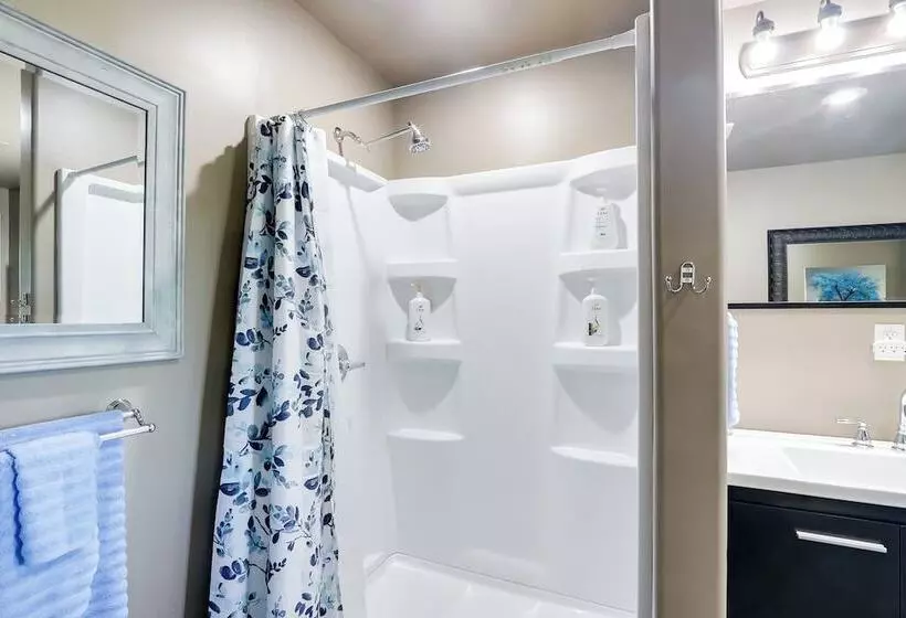 Modern Farmhouse In Belle Plaine W/ Covered Porch!