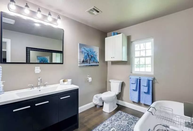 Modern Farmhouse In Belle Plaine W/ Covered Porch!
