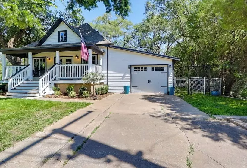 Modern Farmhouse In Belle Plaine W/ Covered Porch!