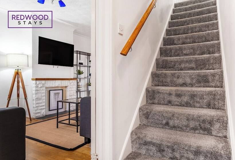 بنسيون Kingston Road House By Redwood Stays