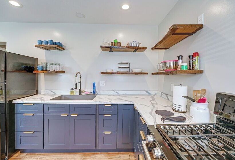 Fire Pit & Patio: Pet Friendly Cabin In Idlewild!