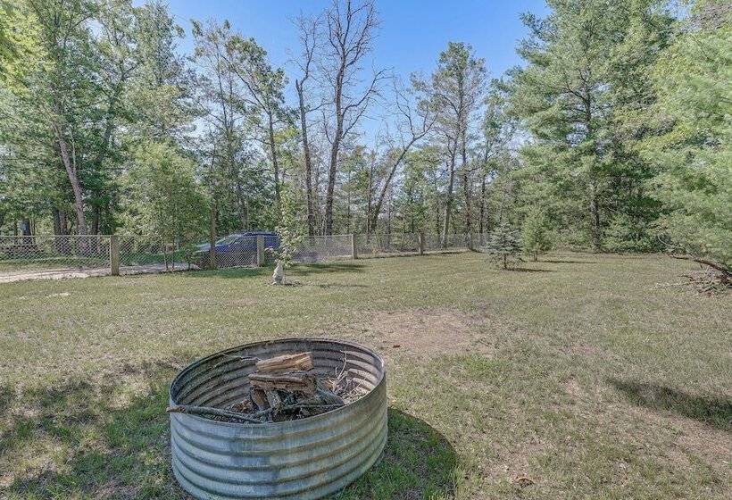 Fire Pit & Patio: Pet Friendly Cabin In Idlewild!