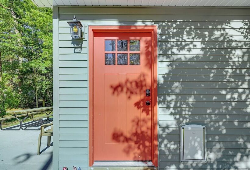 Fire Pit & Patio: Pet Friendly Cabin In Idlewild!