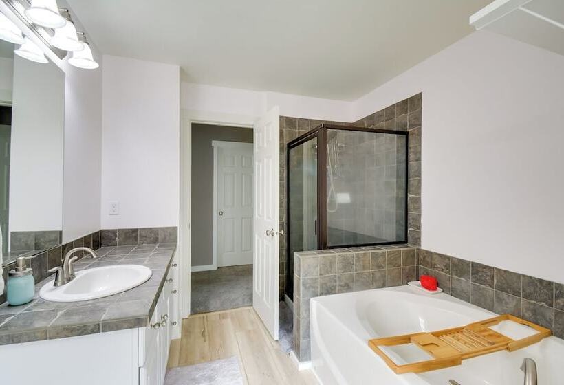 Family Friendly Port Orchard Holiday Retreat!