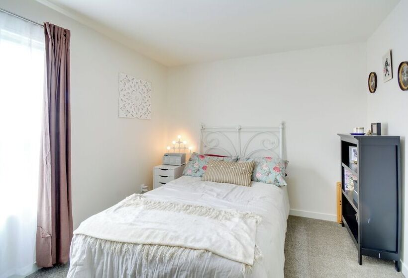 Family Friendly Port Orchard Holiday Retreat!