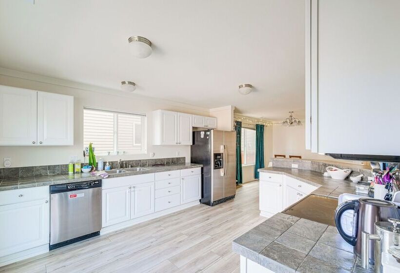 Family Friendly Port Orchard Holiday Retreat!