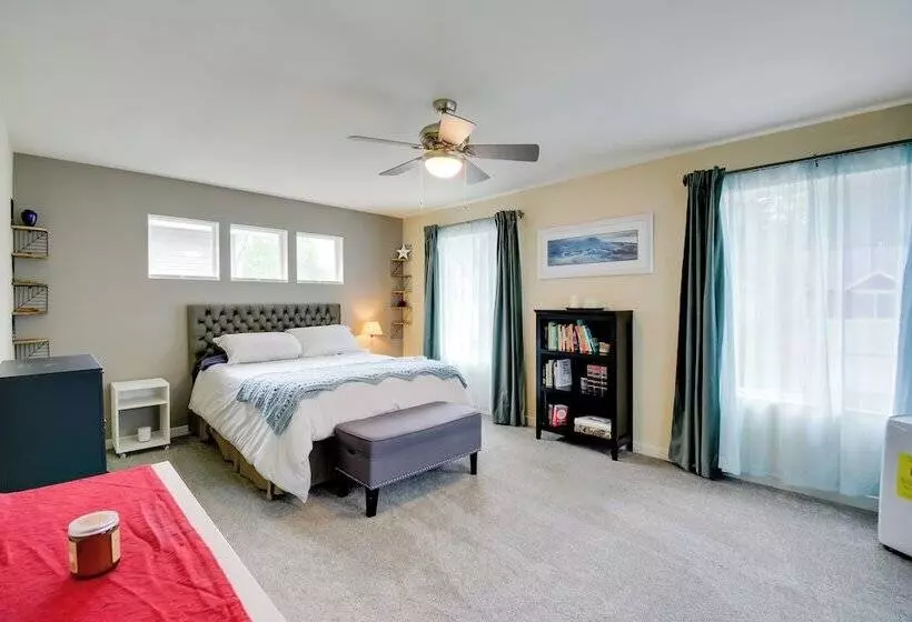 Family Friendly Port Orchard Holiday Retreat!