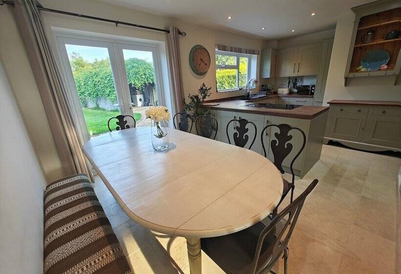 레지던스 King Arthur S Rest Sleeps 10, Hot Tub & Garden