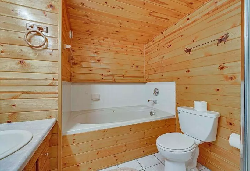 Roomy Log Cabin W/ Hot Tub, Walk To Kenai River!