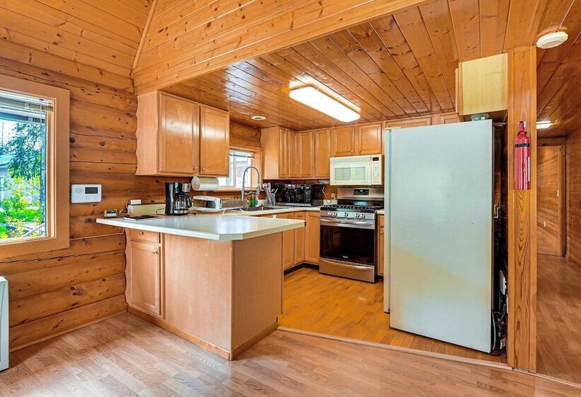 Roomy Log Cabin W/ Hot Tub, Walk To Kenai River!
