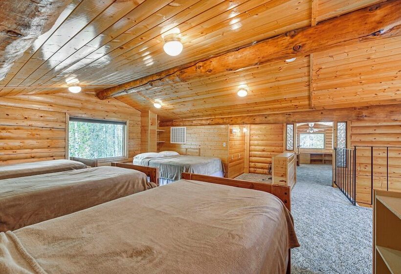 Roomy Log Cabin W/ Hot Tub, Walk To Kenai River!