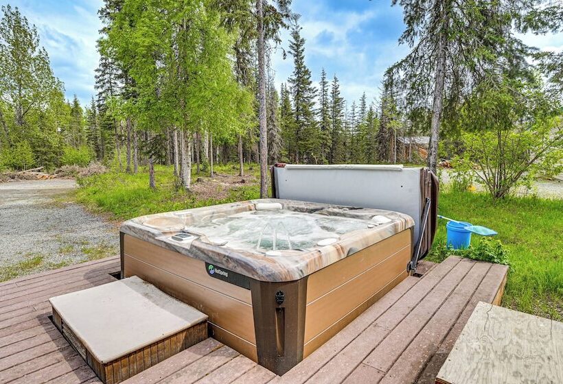 Roomy Log Cabin W/ Hot Tub, Walk To Kenai River!