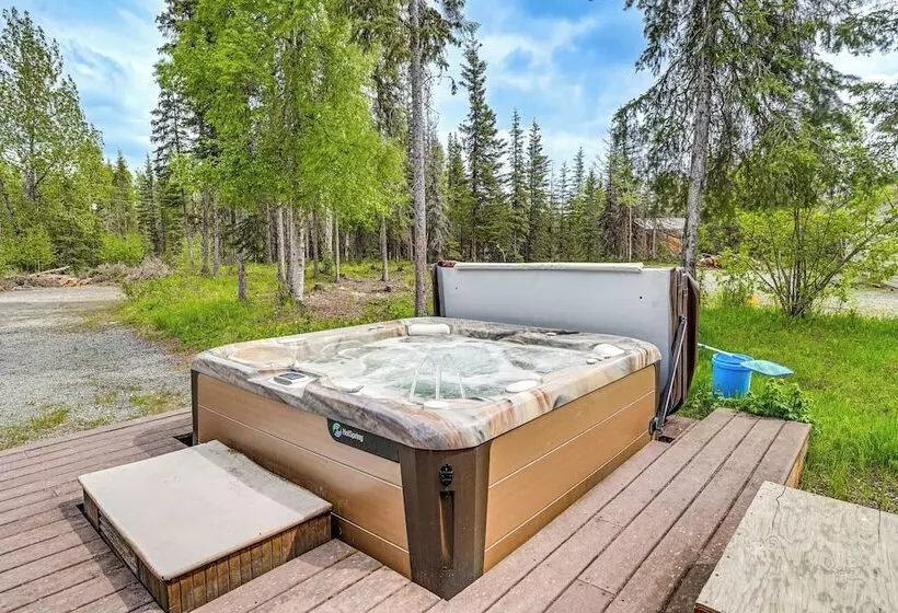 Roomy Log Cabin W/ Hot Tub, Walk To Kenai River!