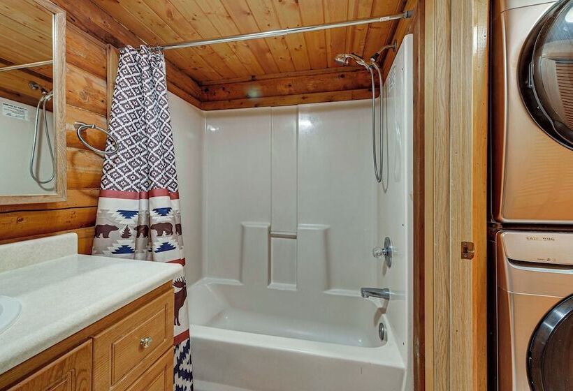 Roomy Log Cabin W/ Hot Tub, Walk To Kenai River!