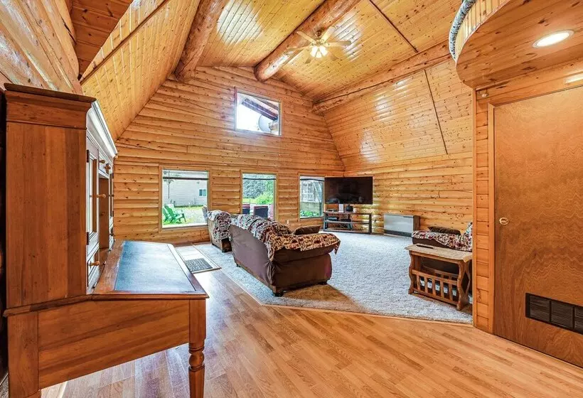 Roomy Log Cabin W/ Hot Tub, Walk To Kenai River!