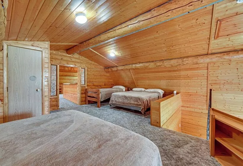 Roomy Log Cabin W/ Hot Tub, Walk To Kenai River!