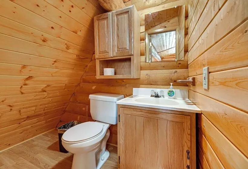 Roomy Log Cabin W/ Hot Tub, Walk To Kenai River!