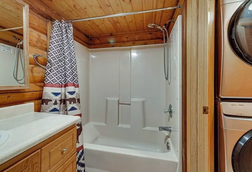 Roomy Log Cabin W/ Hot Tub, Walk To Kenai River!