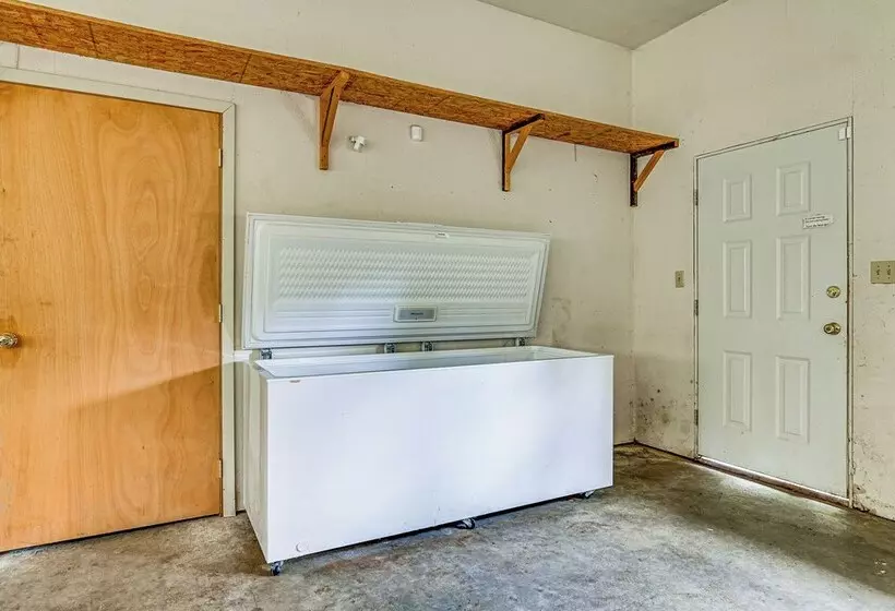 Roomy Log Cabin W/ Hot Tub, Walk To Kenai River!