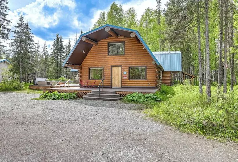 Roomy Log Cabin W/ Hot Tub, Walk To Kenai River!