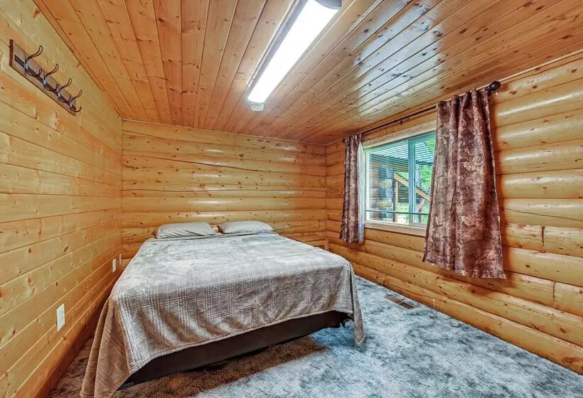 Roomy Log Cabin W/ Hot Tub, Walk To Kenai River!