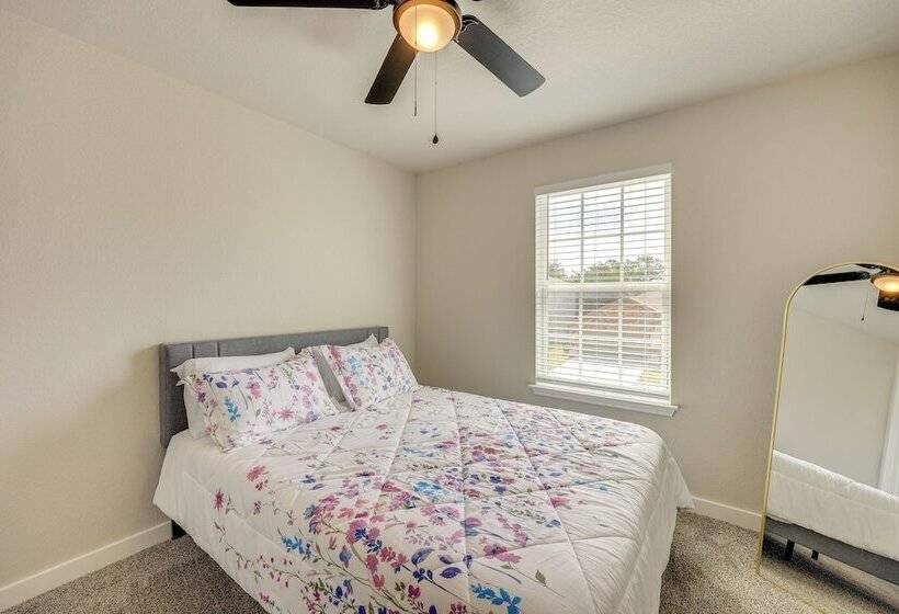 San Antonio Home W/ Fenced In Yard: Steps To Park!