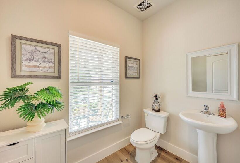 San Antonio Home W/ Fenced In Yard: Steps To Park!