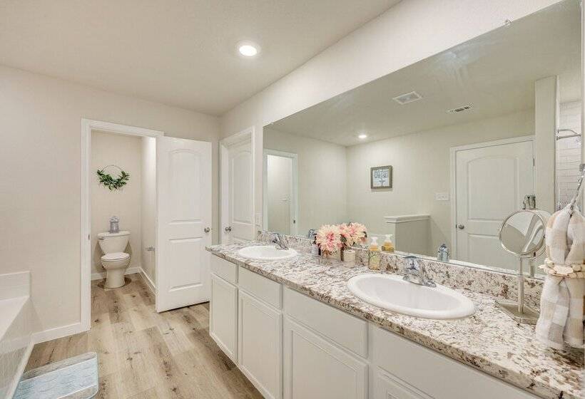 San Antonio Home W/ Fenced In Yard: Steps To Park!