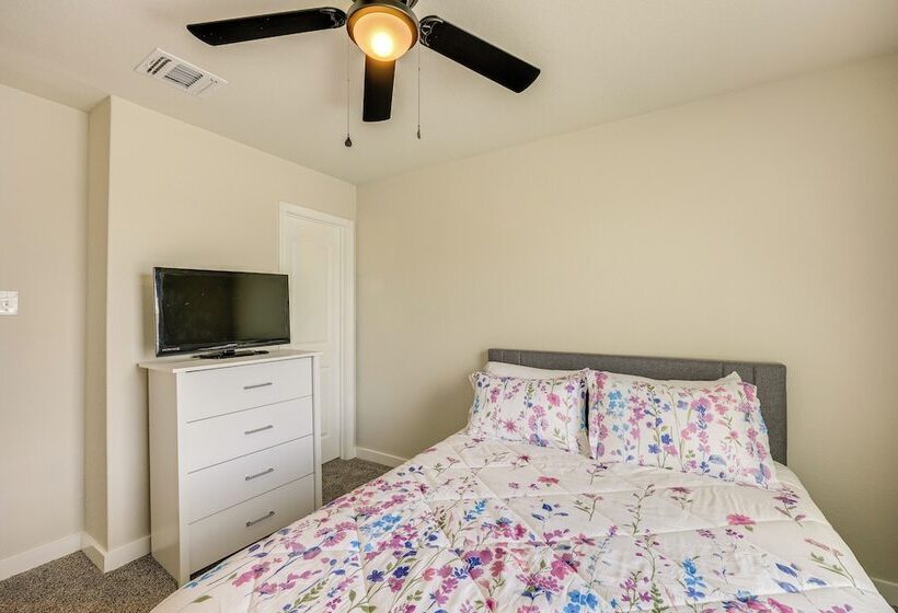 San Antonio Home W/ Fenced In Yard: Steps To Park!