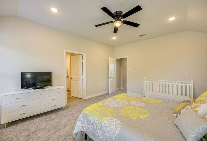 San Antonio Home W/ Fenced In Yard: Steps To Park!