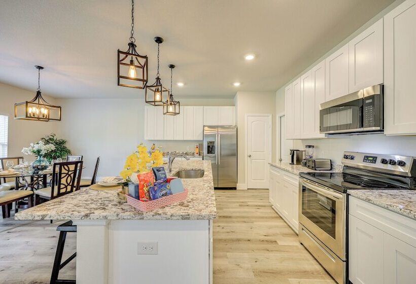 San Antonio Home W/ Fenced In Yard: Steps To Park!