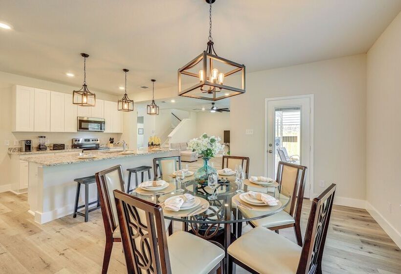 San Antonio Home W/ Fenced In Yard: Steps To Park!