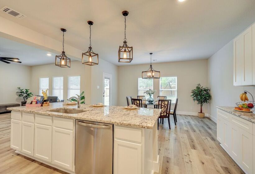 San Antonio Home W/ Fenced In Yard: Steps To Park!