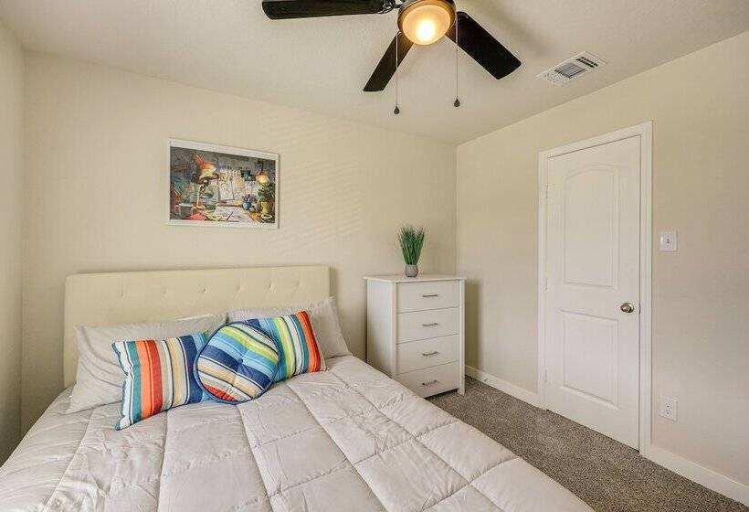 San Antonio Home W/ Fenced In Yard: Steps To Park!