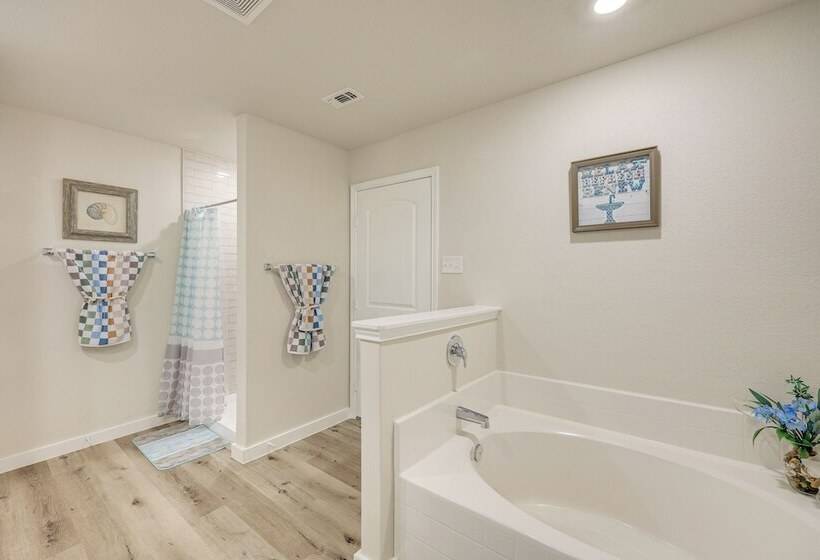 San Antonio Home W/ Fenced In Yard: Steps To Park!