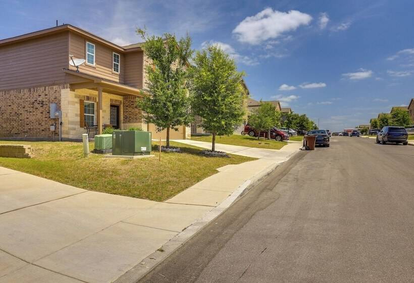 San Antonio Home W/ Fenced In Yard: Steps To Park!