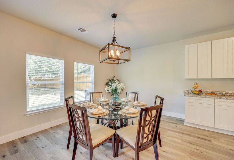 San Antonio Home W/ Fenced In Yard: Steps To Park!