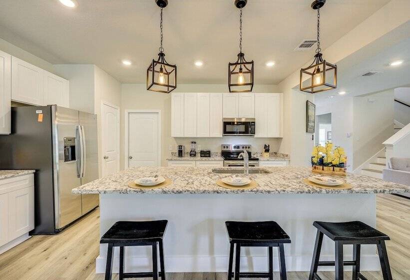 San Antonio Home W/ Fenced In Yard: Steps To Park!