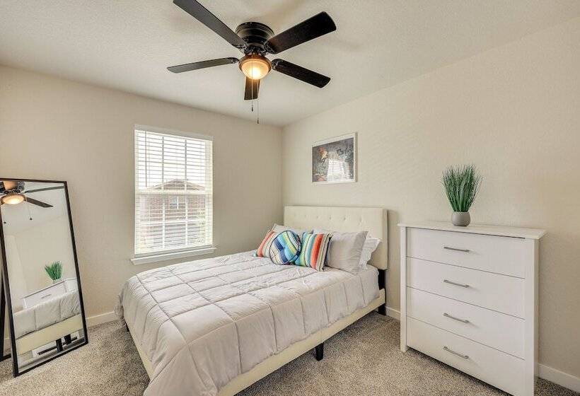 San Antonio Home W/ Fenced In Yard: Steps To Park!