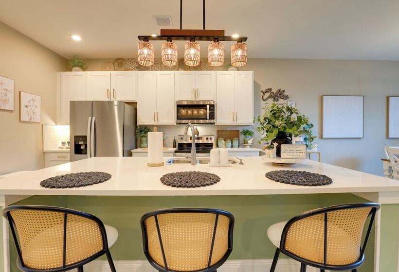 Stylish Port St Lucie Home W/ Hot Tub + Game Room!