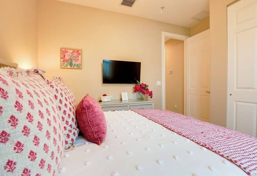 Stylish Port St Lucie Home W/ Hot Tub + Game Room!