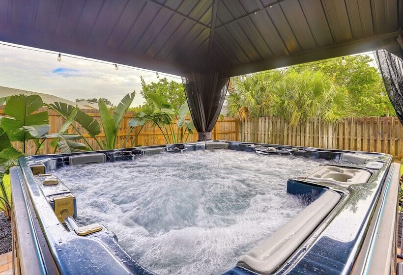 Stylish Port St Lucie Home W/ Hot Tub + Game Room!