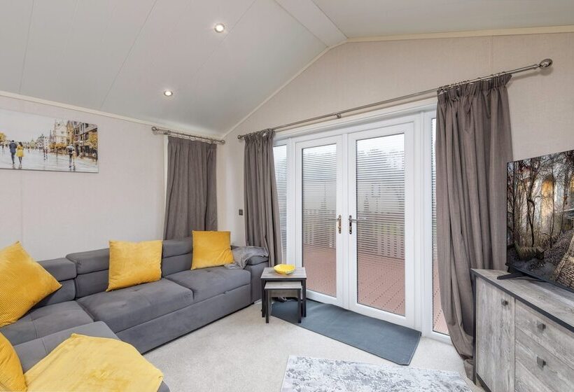 Family Luxury Cabin Retreat With Hot Tub