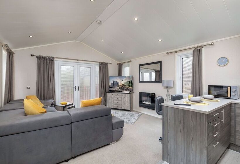 Family Luxury Cabin Retreat With Hot Tub