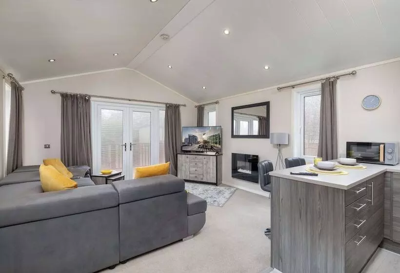 Family Luxury Cabin Retreat With Hot Tub