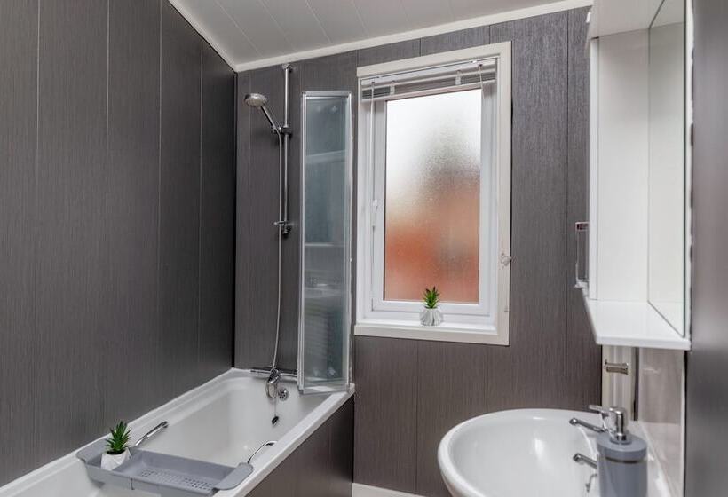 Family Luxury Cabin Retreat With Hot Tub