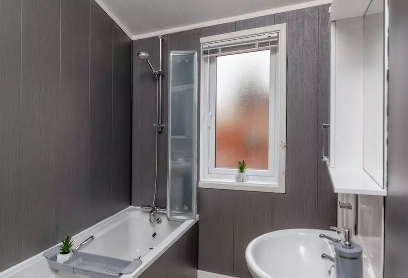 Family Luxury Cabin Retreat With Hot Tub