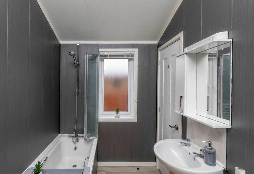 Family Luxury Cabin Retreat With Hot Tub