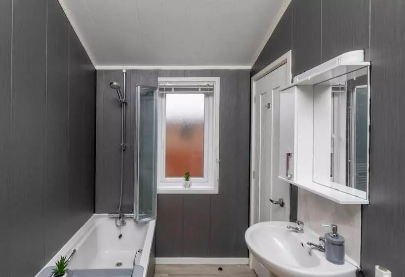 Family Luxury Cabin Retreat With Hot Tub